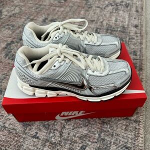 Nike Women Air Zoom Vomero 5 'Photon Dust Metallic Silver'